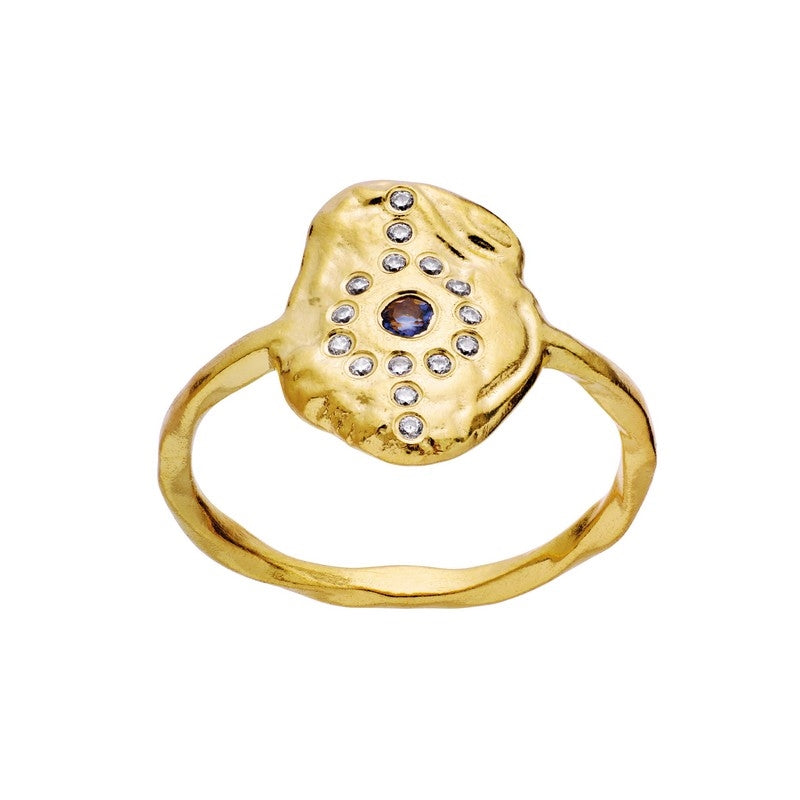 Enya ring i 18 karat forgyldt sølv med blåviolet iolit og hvide zirkoner fra Maanestens Moon Hunter kollektion.
